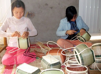 Workers at Phu Nghia Rattan and Bamboo Village at Phu Vinh Commune in Chuong My District of Hanoi.(Photo:SGGP)